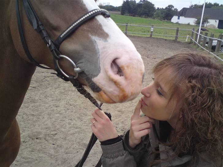 Min bedste veninde <3 - Ummm lække slikstenmule, den må være lækker at kysse xD
-det er den xD billede 10