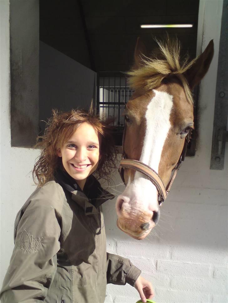 Min bedste veninde <3 - Vindueskiggeren Penny Lane, og børnelokkeren Anine xD billede 11