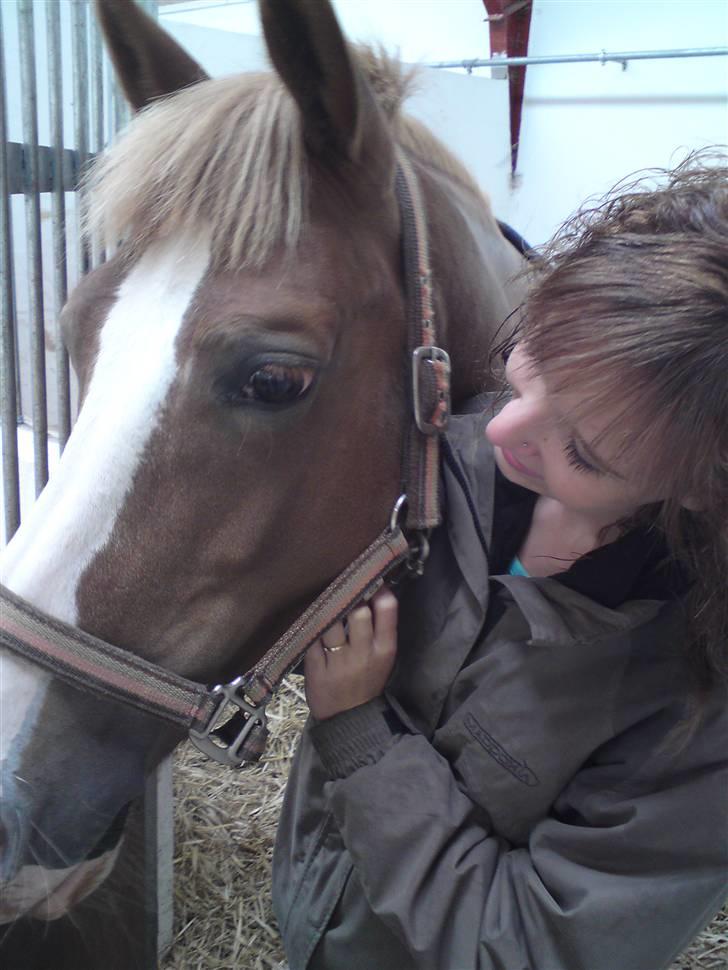 Min bedste veninde <3 - -Uh hvad var det, mad?
Nej det var bare en af de der lortefugle, øv -.- billede 13