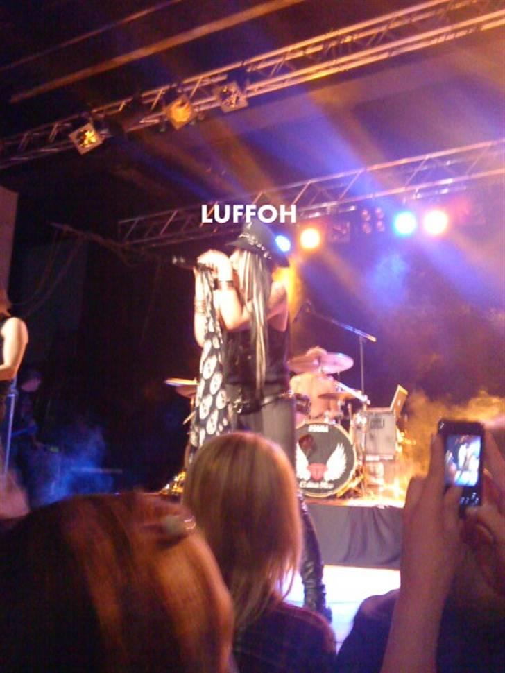 Celina Ree 14.10 09 - Celina gik på scenen og startede med "Adrenalin" Super fedt :D billede 3