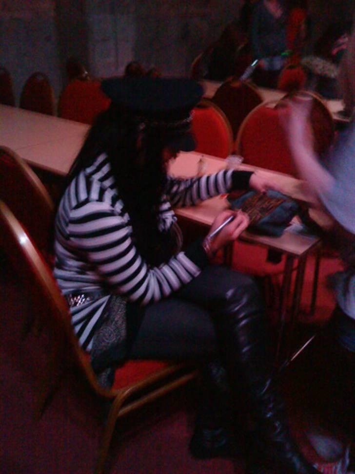 Celina Ree 14.10 09 - Celina Skriver på en taske. billede 7