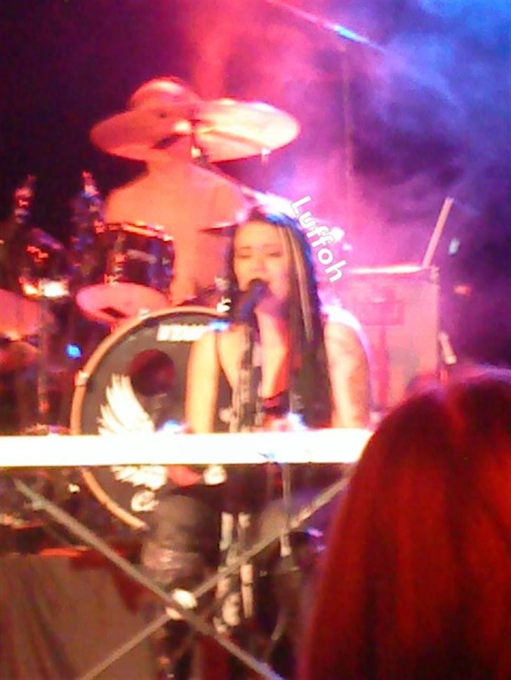 Celina Ree 14.10 09 - Celina spiller sangen "Eviged" til en der hedder Casper, som desværre ikke kunne være der... Total rørene i; billede 38