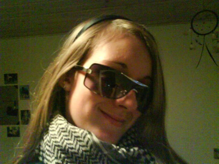 Billeder af mine venner/veninder/nogen jeg holder meget af+mig med nogen:p - Mig med store solbriller:O købt dem da jeg var i byen med klubben og kig med dem sammen med Helena xD hihi (ser dum ud) billede 31