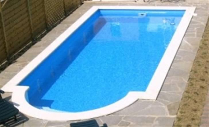 Vores pool - Sådan skal den se ud når den er færdig

ud over at hjørnerne bliver runde og at vi skal have lavet et tag over som man kan lukke når det er klodt. billede 1