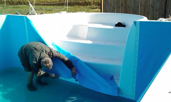 Vores pool - Min far skærer hul til trappen billede 3