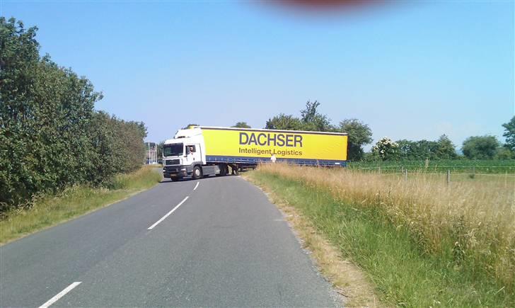 Vores pool - Lastbilen, som kom med alle tingene til poolen kunne næsten ikke komme ned ad indkørslen. billede 12