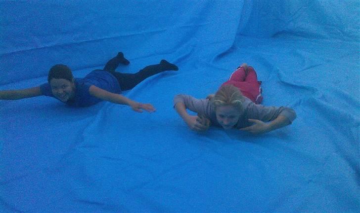 Vores pool - Ellen (min lillesøster) og jeg svømmer billede 5