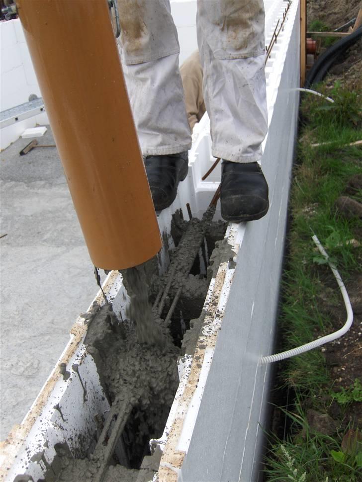 Vores pool - Så kom betonen i poolen billede 8