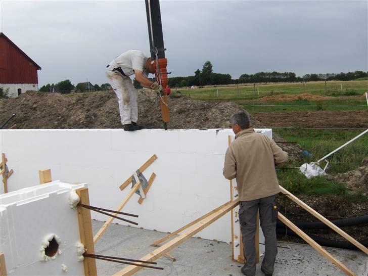 Vores pool - Betonen fyldes i billede 9