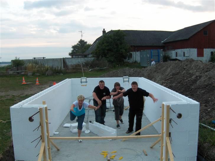 Vores pool - Nogle venner som hjalp os med byggeriet, tager sig en svømmetur i poolen billede 11