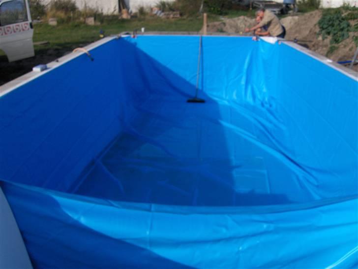 Vores pool - Folien bliver hængt op billede 6