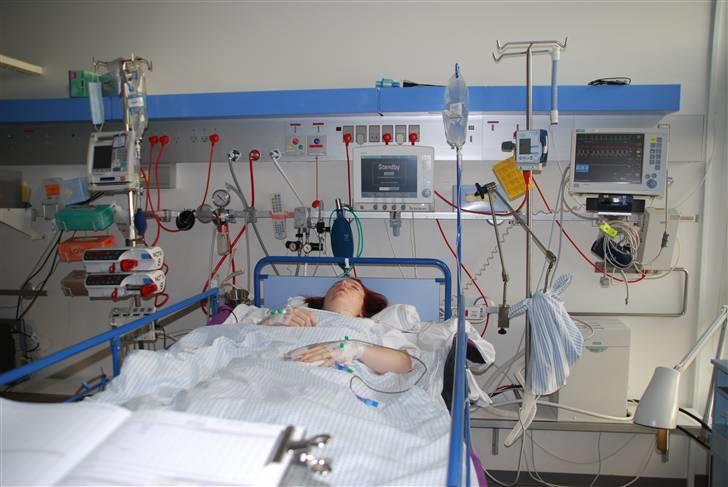 Morbus Scheuermann - min sygdom - Her er jeg færdigopereret, men stadig helt væk pga. narkosen.
- ja, jeg er tilsluttet alle de skræmmende maskiner :p billede 15