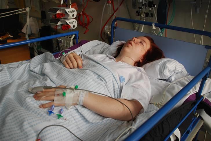 Morbus Scheuermann - min sygdom - Her er jeg færdigopereret, men stadig helt væk pga. narkosen.
- ja, jeg er tilsluttet alle de skræmmende maskiner :p billede 16