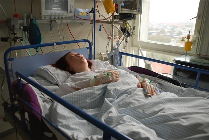 Morbus Scheuermann - min sygdom - Her er jeg færdigopereret, men stadig helt væk pga. narkosen.
- ja, jeg er tilsluttet alle de skræmmende maskiner :p billede 17