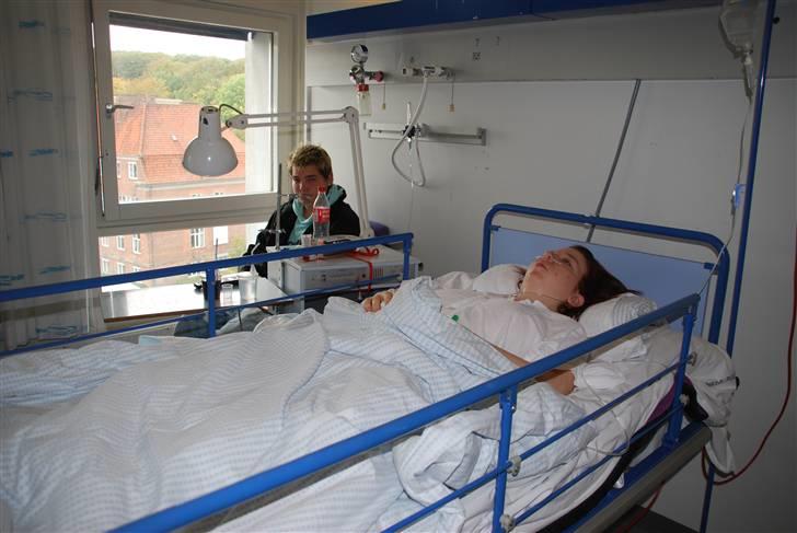 Morbus Scheuermann - min sygdom - Så er jeg kommet hen på den stue jeg havde for mig selv, under hele indlæggelsen. Min bror sidder der også. billede 18