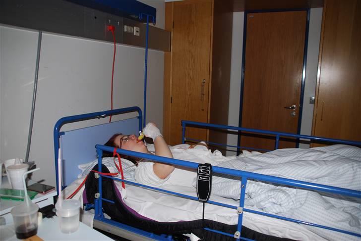 Morbus Scheuermann - min sygdom - På min "egen" stue, er her igang med en filuris, som var det eneste jeg ville spise frivilligt ;p billede 19