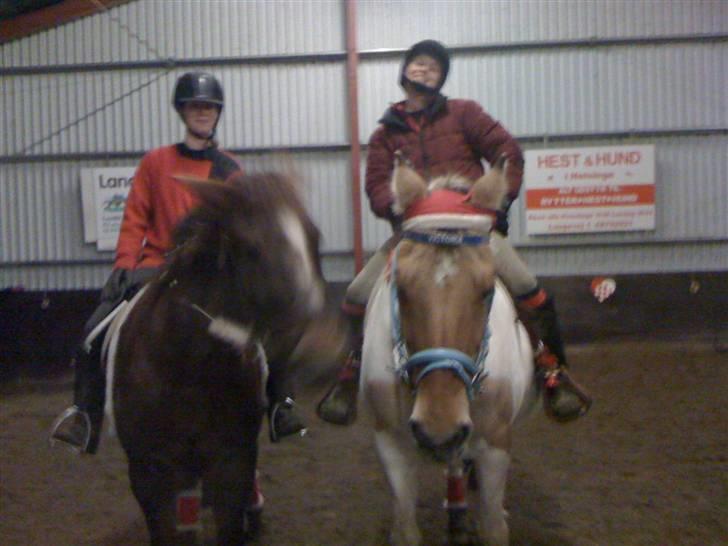 Julehygge på blis Rideklub - Mig og min veninde:) billede 7