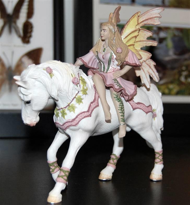 Mine Julegaver 2009 XD - Schelich hest + fe fra min lillesøster, den er rigtig flot og jeg havde faktisk ønsket mig den :) billede 4