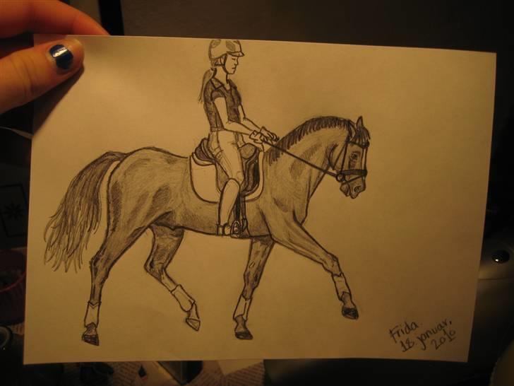 Tegninger  xD - Hest og rytter efter billede i et blad (; . ret stolt da jeg normalt ikke tegner "hele" heste/ponyer og slet ikke med rytter ;P . dato står på tegningen (; billede 32