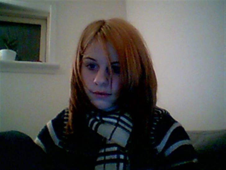 - majabadaja >:D [ego-album] - Da jeg PRØVEDE at farve mit hår lyst... dog ville farven kun tage fat i der øverste xD! det ER farvet om igen :b nu er det mørkt :D <3 billede 12