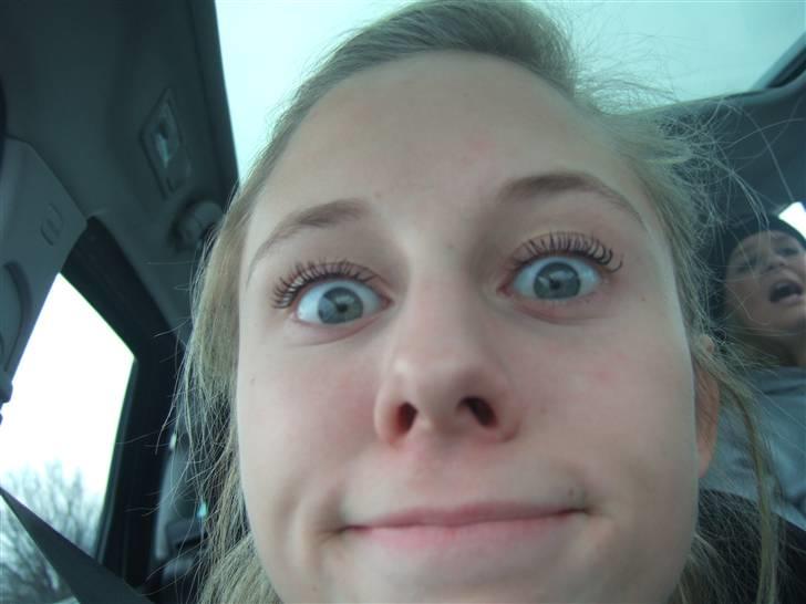 Tur til Rørvig/Paradisgården  - Frø ?   Læg mærke til miss Persson i baggrunden! billede 8