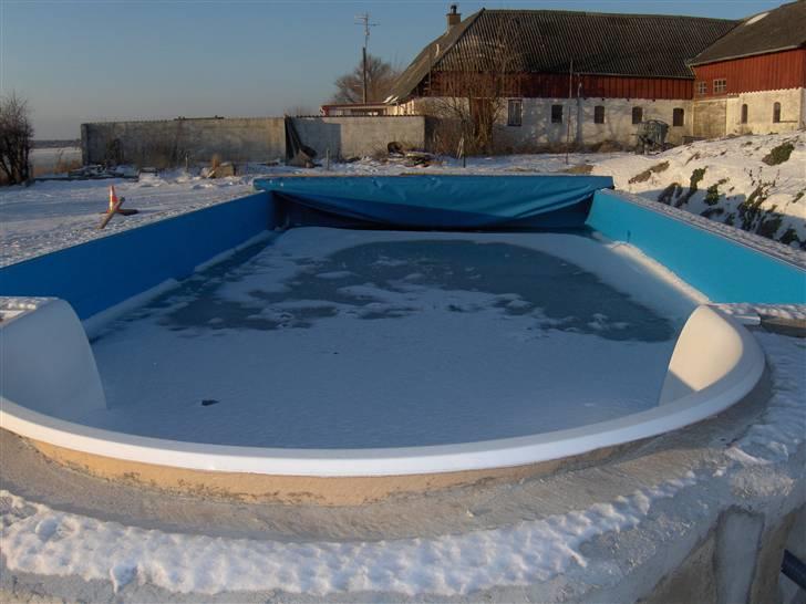 Vores pool - Hvis man hopper i nu, får man hjerne-rystelse :-/ billede 16