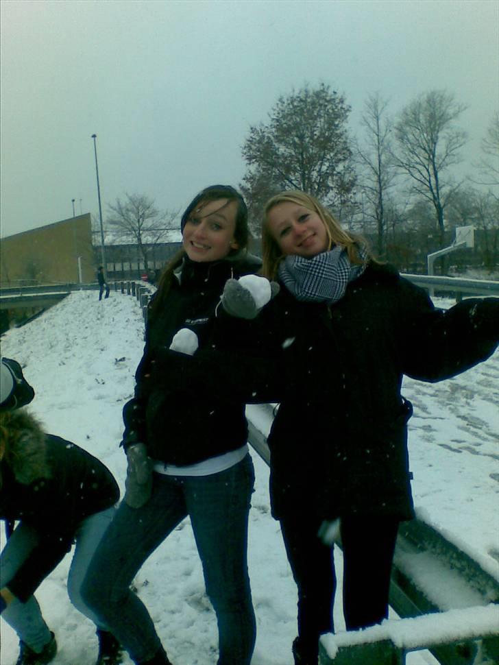 Blandede sne billeder(: - Cilleh og Caro lige før de kastede snebolde på mig! billede 13