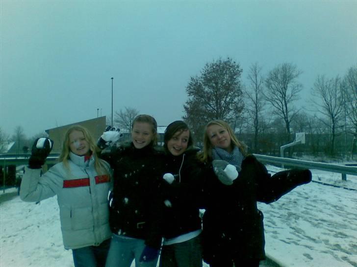 Blandede sne billeder(: - De skøre veninder (: Og mener det virkelig ! I er skøre <3 hvor Pi? ;b billede 15