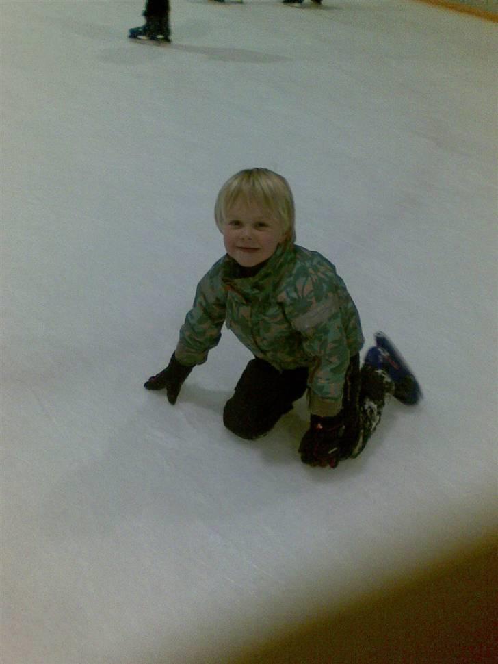 Blandede sne billeder(: - Lillebror Benjamin tog lige et styrt - og et til - og et til - og et til... ;S billede 22