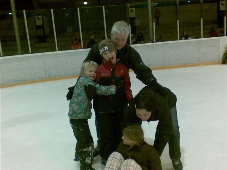 Blandede sne billeder(: - Haha fedt billede. Simone vælter, Mor hjælper og drengebanden storgriner! (: billede 24
