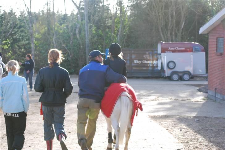 Lucky - Morfar krammer og ønsker tillykke efter vores sejr i LD spring. STH, oktober 2009. billede 4