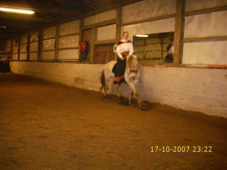 I norsk folkedragt... billede 8