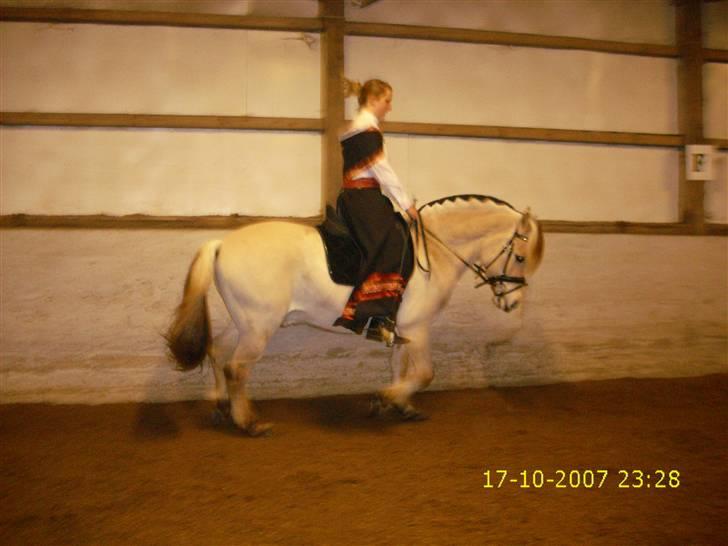 I norsk folkedragt... billede 21