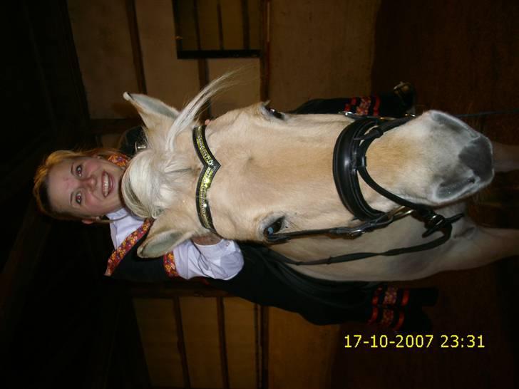 I norsk folkedragt... billede 24