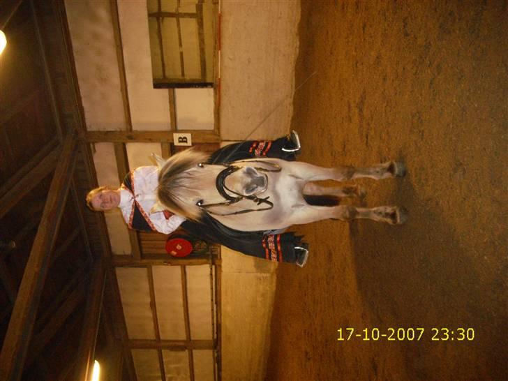 I norsk folkedragt... billede 25