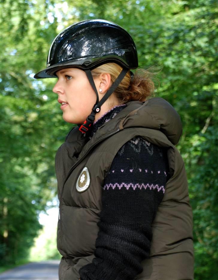 Camillas Fashion...  - Min Casco Youngster Hjelm, som jeg ikke rigtig bruger mere - medmindre det regner ;) 
Min Kingsland dunvest som vejer INGENTING
Min Islandske sweatter, som Mutti har strikket til mig :D billede 1