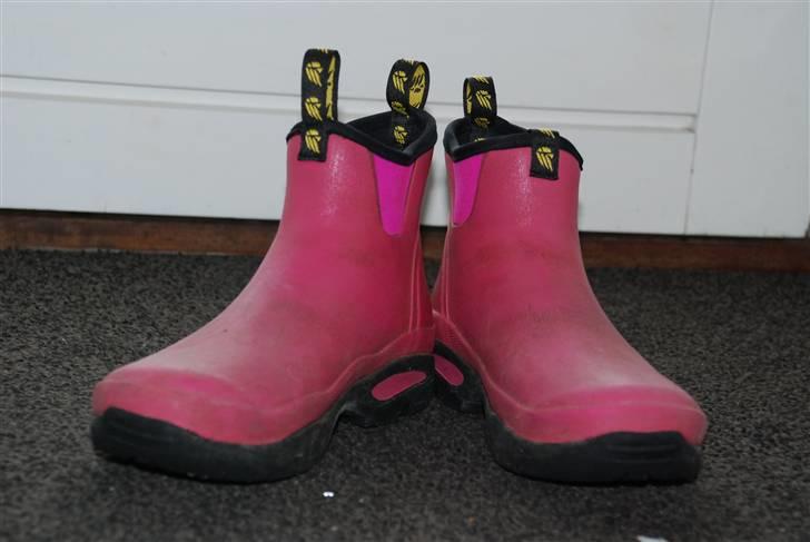 Camillas Fashion...  - Mine lyserøde LaCross støvler xD 
har også et par i sort, men der er desværre kommet huller i. billede 12