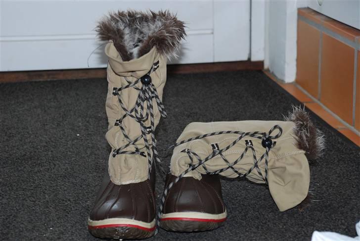 Camillas Fashion...  - Min Dejlige støvler xD 
Egentlig er de købt i føtex, og bliver brugt til alt muligt, men også til stævner osv. billede 13