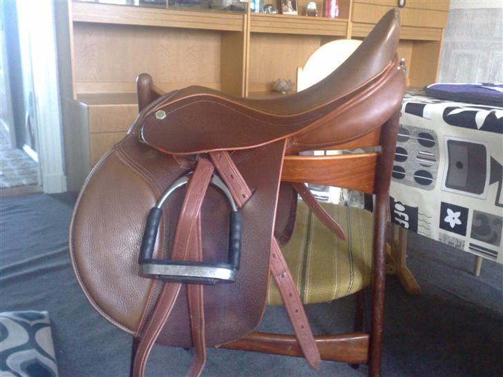 Natrons udstyr - Henri de Revel springsadel med Herman Sprenger sikkerhedsbøjler. Londonfarvet. 15". billede 8