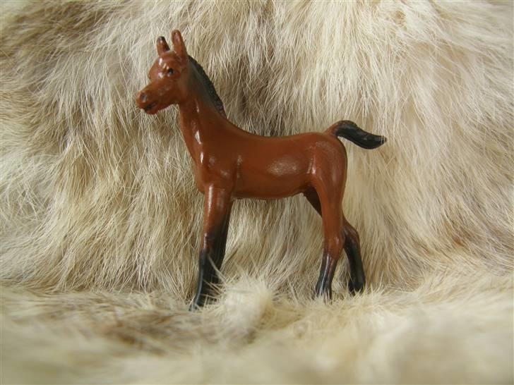 Mine Schleich Dyr - Min ædlste Schleich. Troede faktisk i lang tid at det ikke var en Schleich, men så fik jeg læst ordenligt under den... Navn: BellStar Race: Ukendt evt. Araber Køn: Hoppe Alder: 1½ mdr billede 3