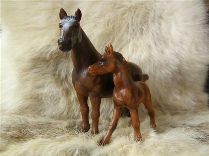 Mine Schleich Dyr - Navn: Hopla Race: Hannoveraner Køn: Hoppe Alder: 14 år. Navn: Hindbærgården's Sofie Race: Hannoveraner Køn: Hoppe Alder: 1 døgn Stamtavle: Mor: Hopla Far: BH Matiné II billede 63