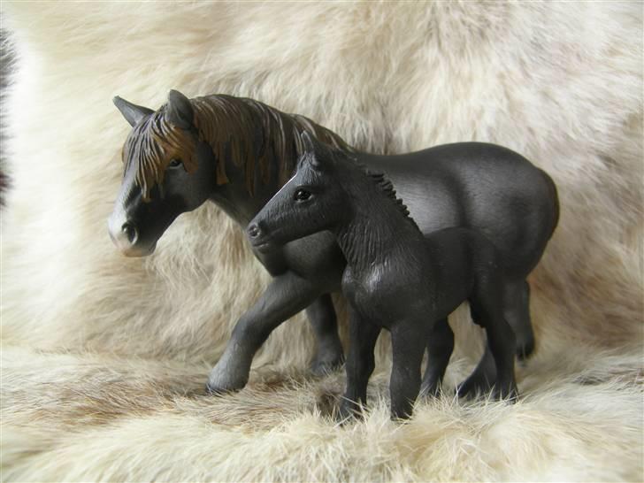 Mine Schleich Dyr - Navn: Emma Race: Percheron Køn:Hoppe Alder: 9 år Navn: Hindbærgården's Nicolas Race: Percheron Køn: Hingst Alder: 2 mdr Stamtavle: Mor: Emma Far: Nicolej billede 91