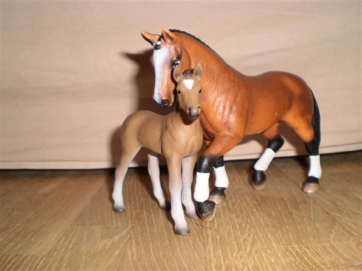 Hannoveraner All Horse´sDream Come True (Wonder) (Schleich) - Wonder med hendes flotte hoppe føl Angel billede 2