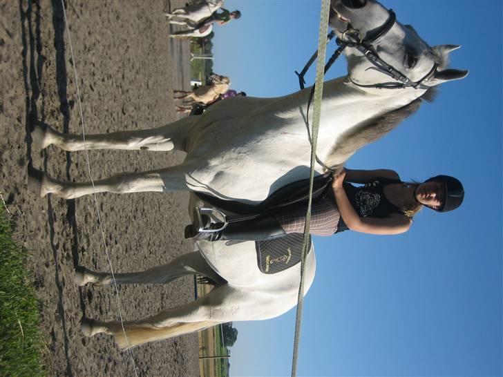 Ridelejr på søborggård 2007 - Mig og Cappu.. slapper af efter en fejlfri runde.. billede 1