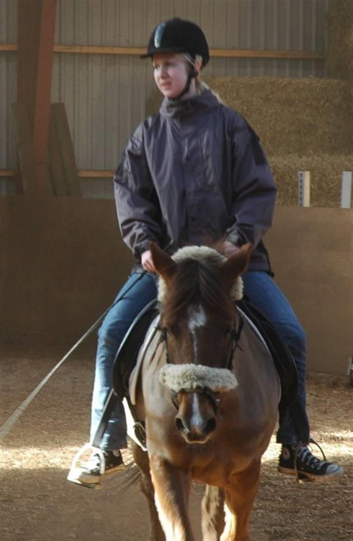 Ponyridning! - Mette Bennekov (en fra skolen) der får lov at prøve min pony ;)
Havde lige lånt hende til noget pony trækning på skolen (-: 
Hihi, de ville gerne låne hende fordi hun er så rar! :-D billede 1