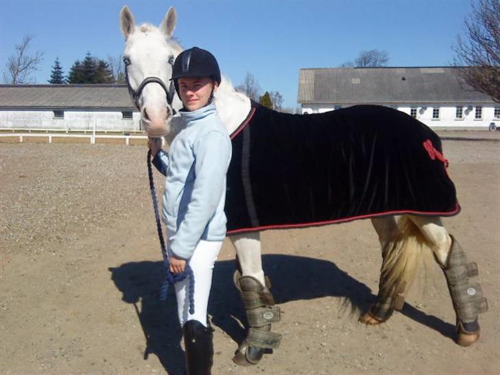 {{currentPhoto.altText}} billede {{currentPhoto.number}}