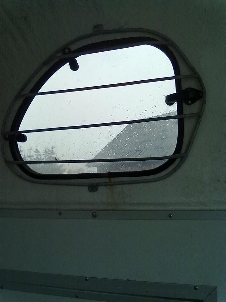 Kristine&Kristina's Trailer. - Vindue i højre side. billede 13