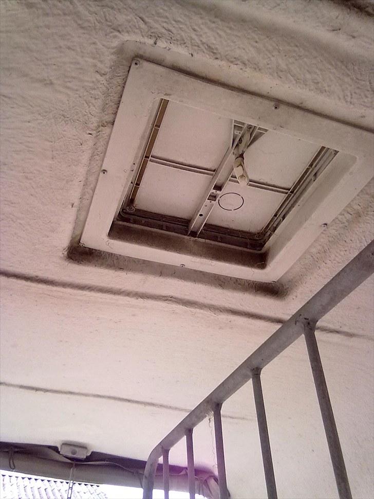 Kristine&Kristina's Trailer. - Udluftningslem i loftet. billede 17