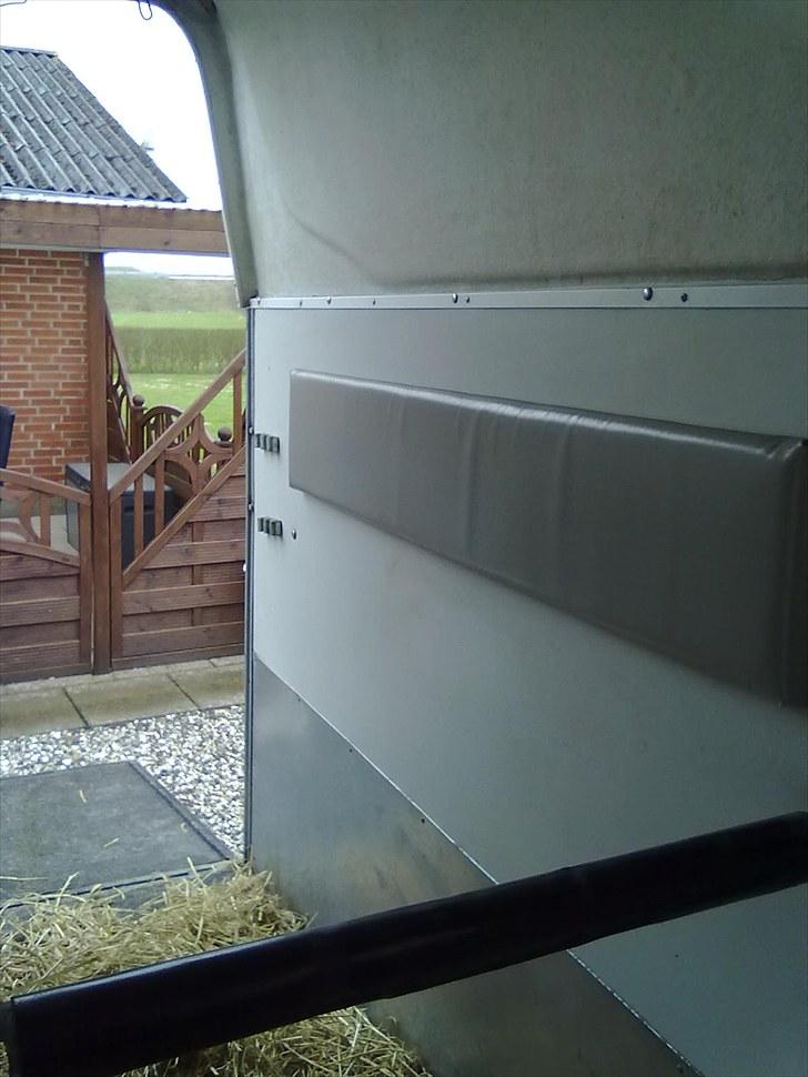 Kristine&Kristina's Trailer. - Beskyttelsespude i venstre side. billede 18
