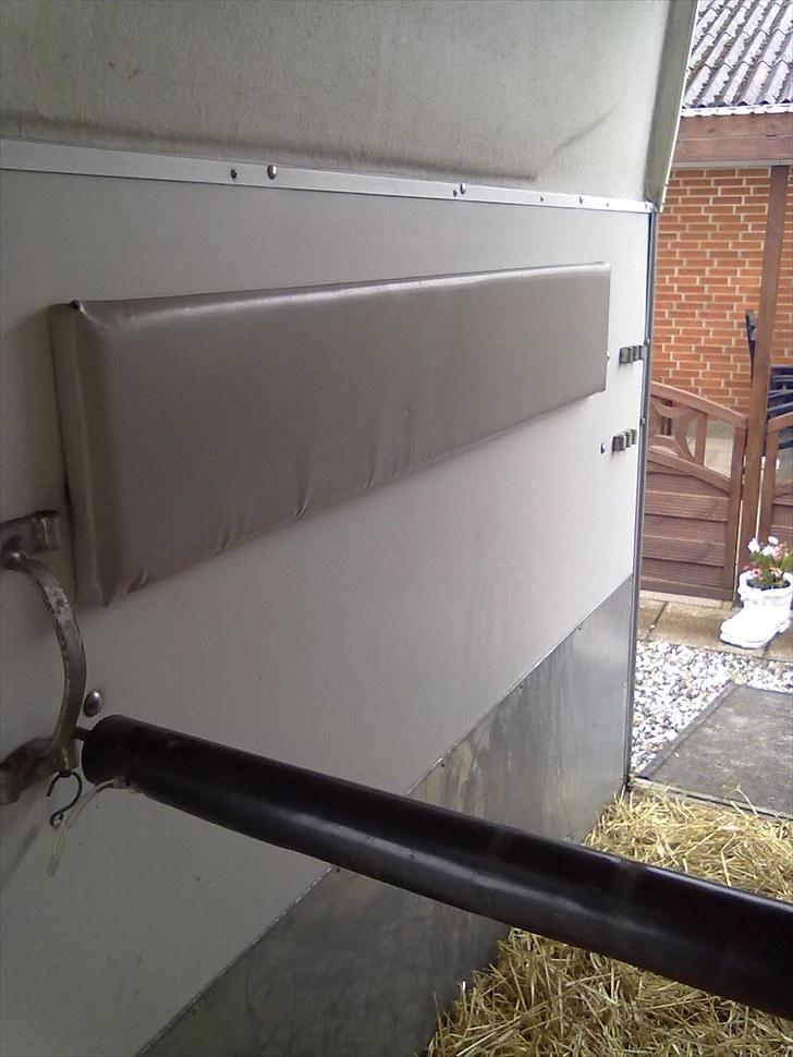 Kristine&Kristina's Trailer. - Beskyttelsespude i højre side. billede 19